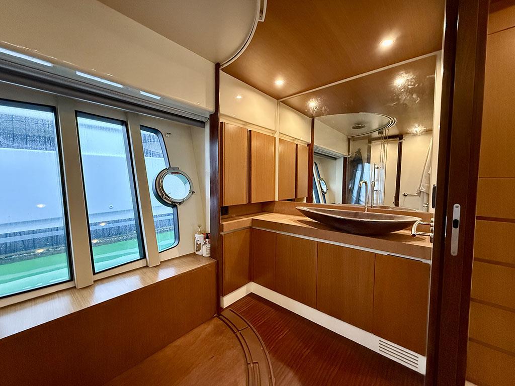 2005 FERRETTI YACHTS 731 